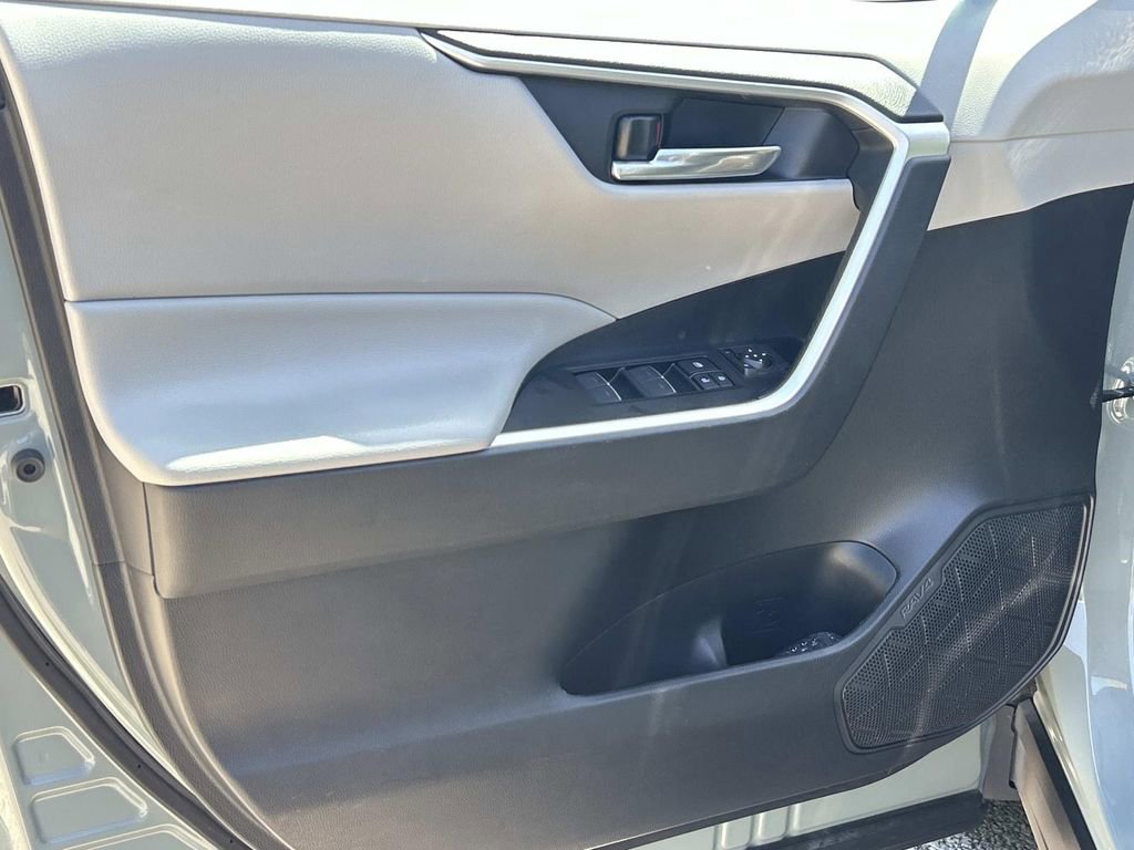 Used 2022 Toyota RAV4 XLE w/ Convenience Package FWD image 19