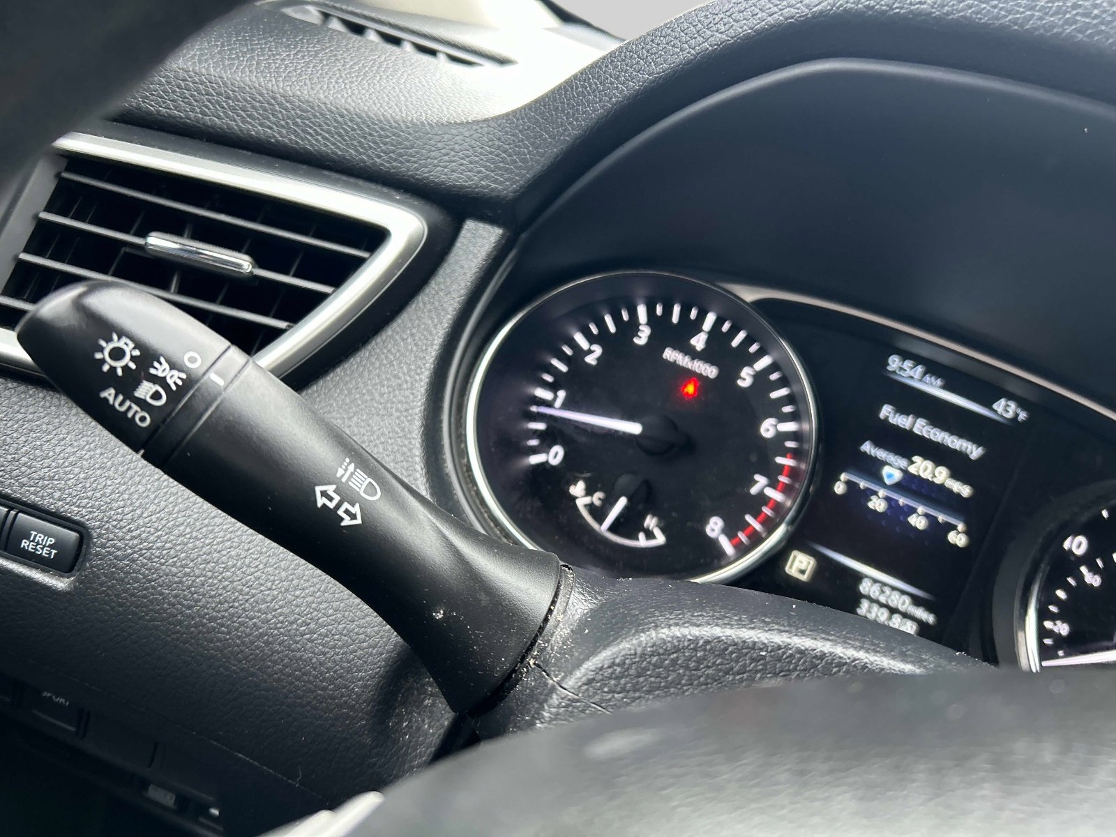 Used 2015 Nissan Rogue SV image 25