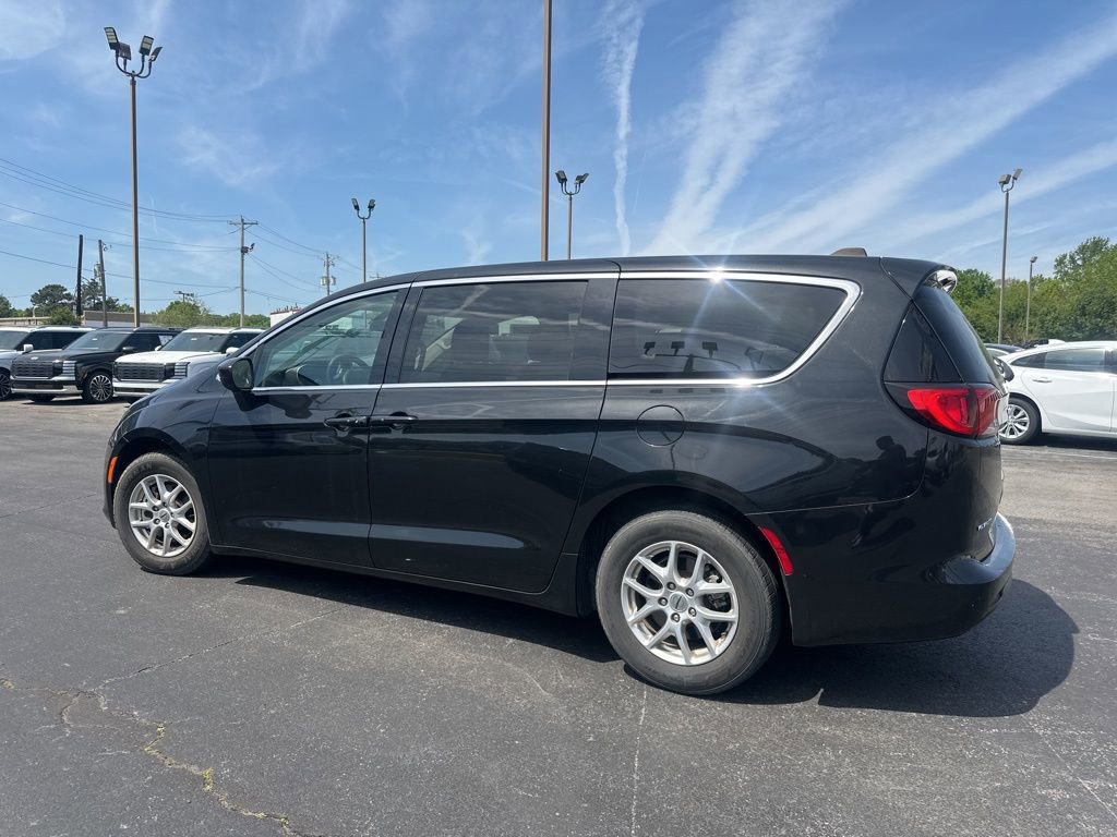 Used 2022 Chrysler Voyager LX image 9