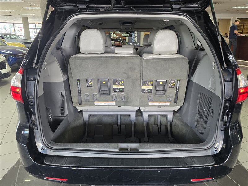 Used 2015 Toyota Sienna LE FWD image 36