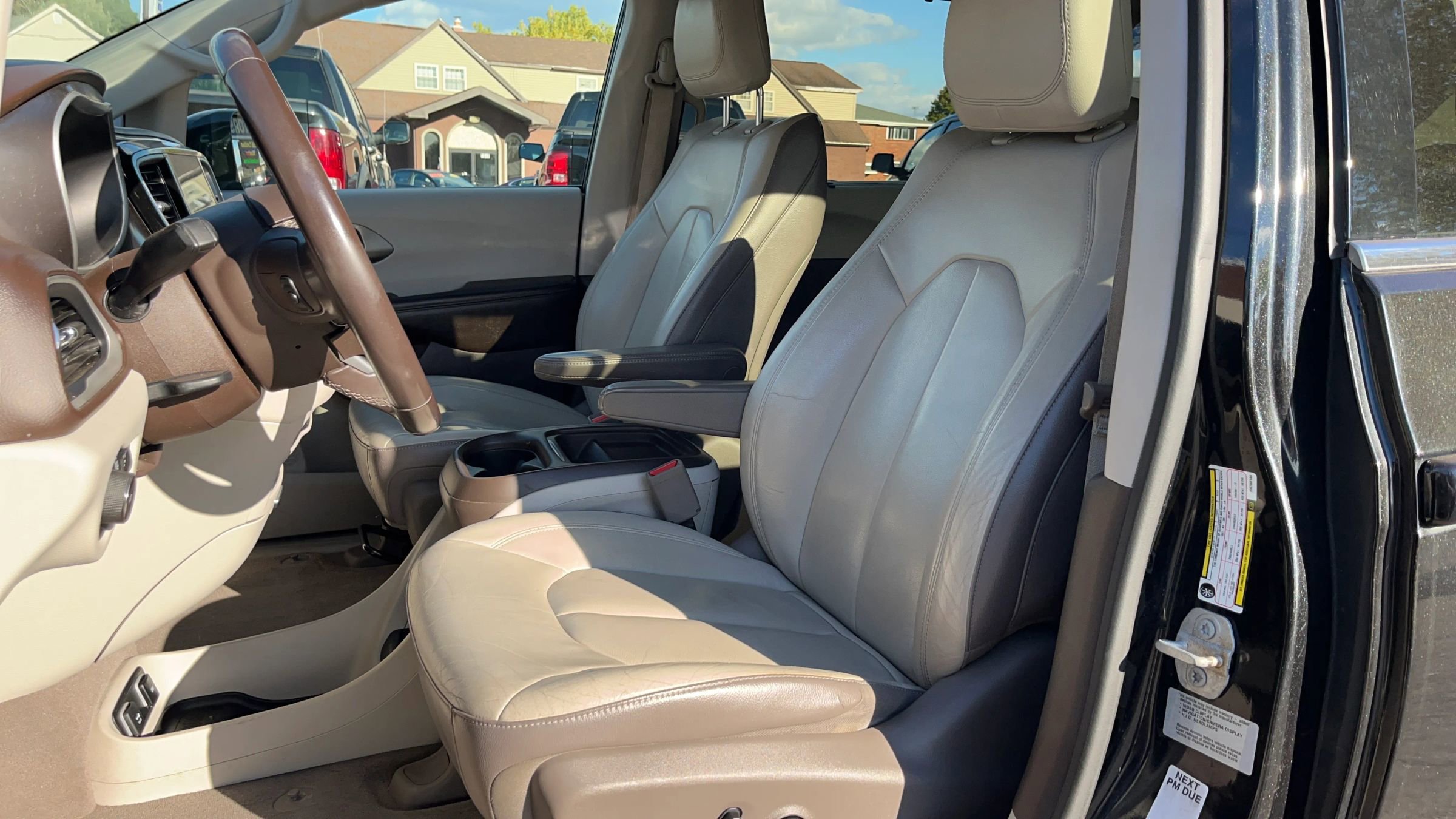 Used 2017 Chrysler Pacifica Touring-L image 30