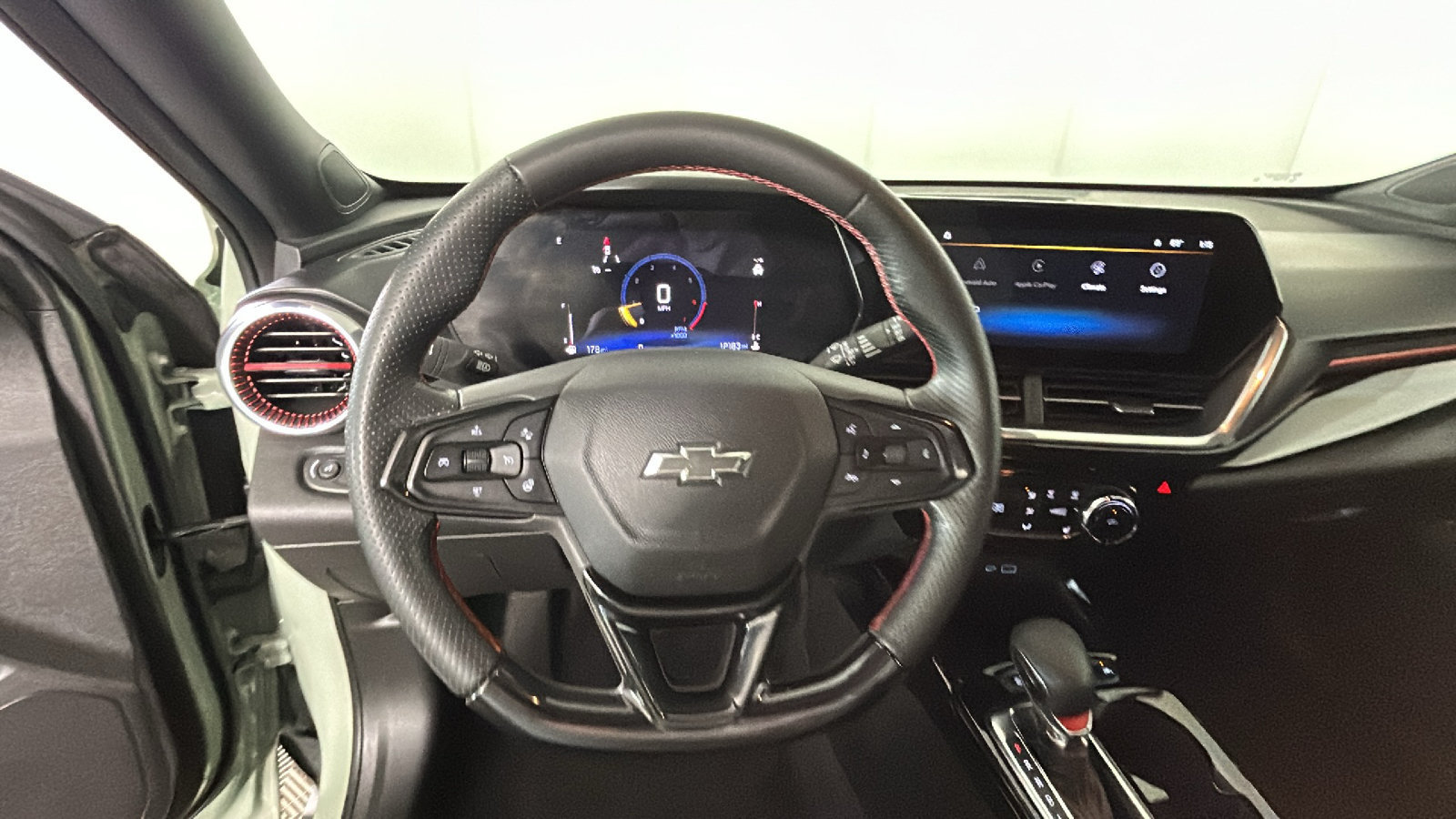 Used 2024 Chevrolet Trax RS w/ Driver Confidence Package FWD image 18