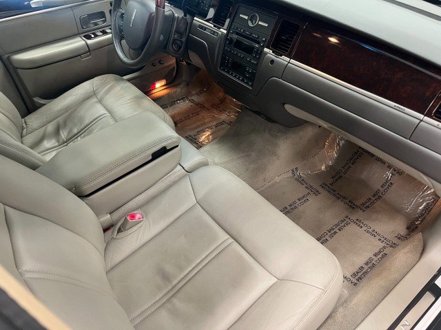 Used 2009 Lincoln Town Car Signature Limited image 18