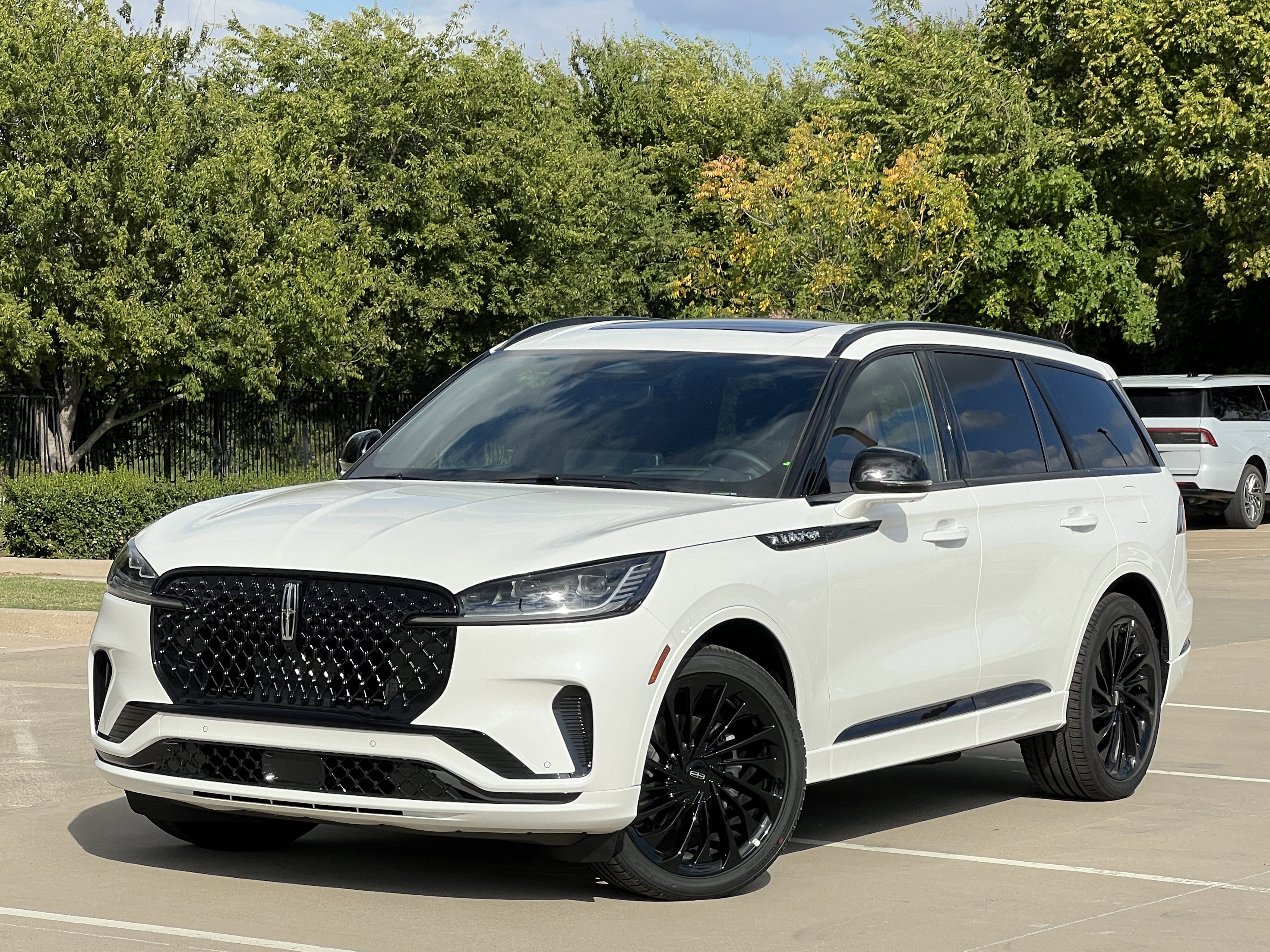 New 2027 Lincoln Aviator Reserve w/ Luxury Package RWD image 2