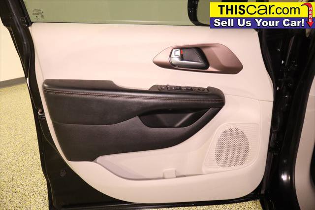 Used 2017 Chrysler Pacifica Touring-L FWD image 31