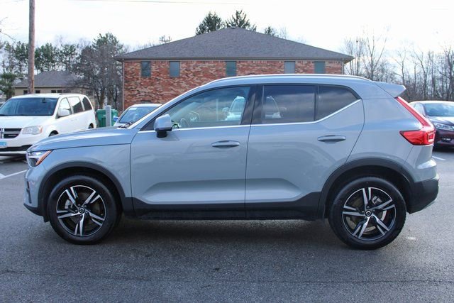 Used 2025 Volvo XC40 B5 Plus image 5