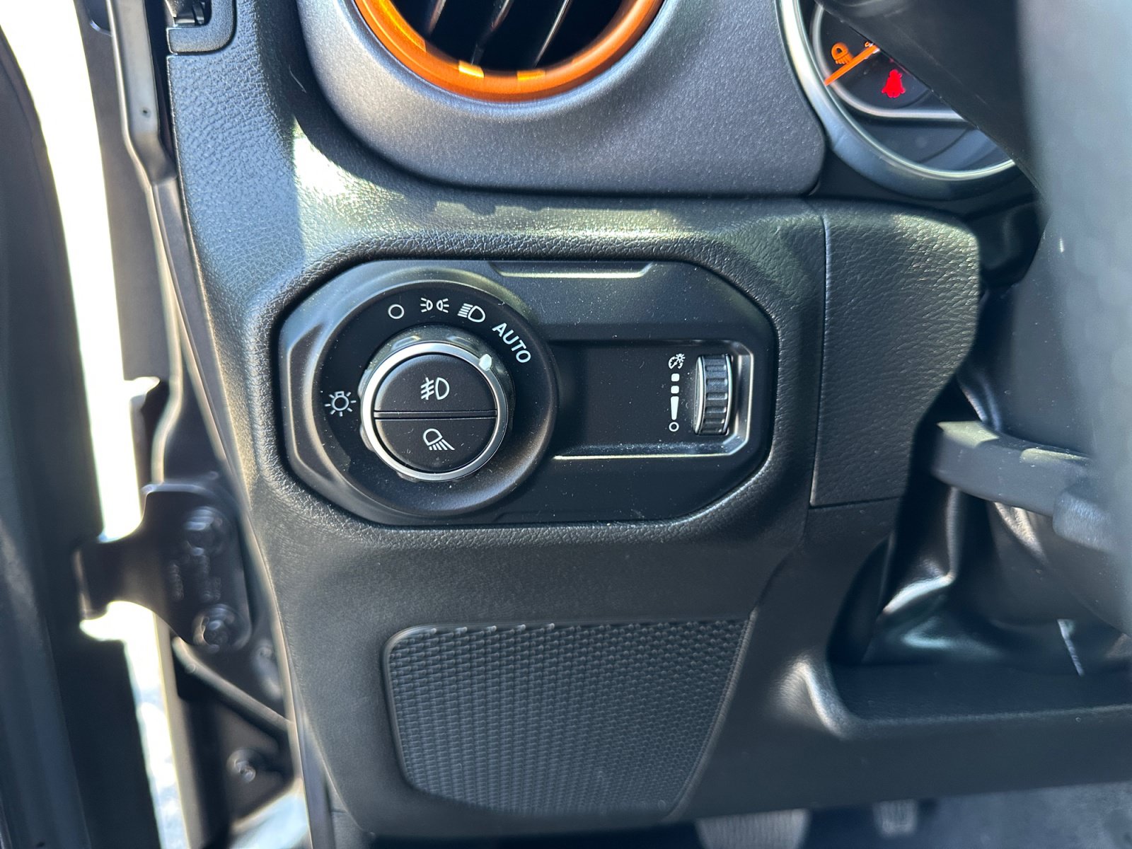 Used 2023 Jeep Gladiator Mojave AWD/4WD image 36