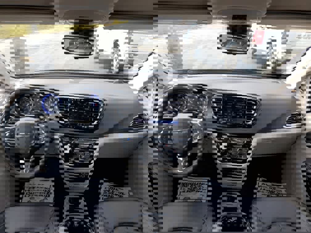 Certified 2024 Chrysler Pacifica Touring-L image 16