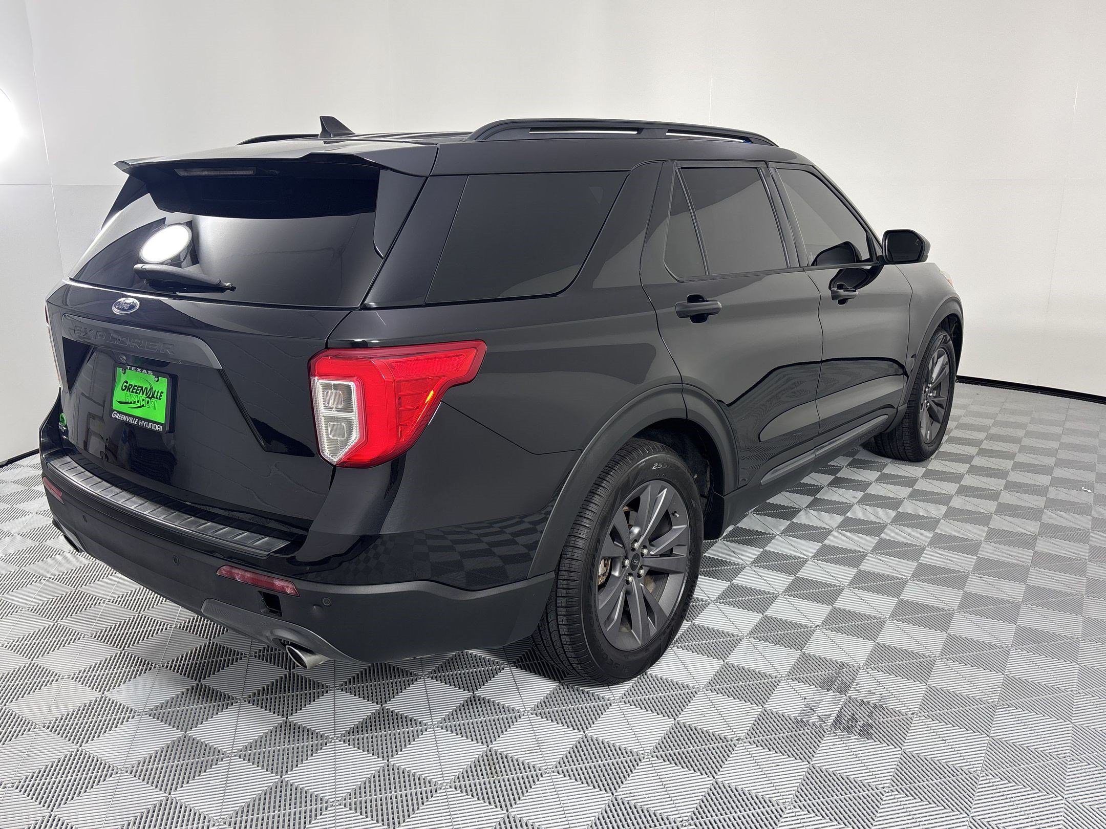 Used 2022 Ford Explorer XLT w/ Equipment Group 202A RWD image 9