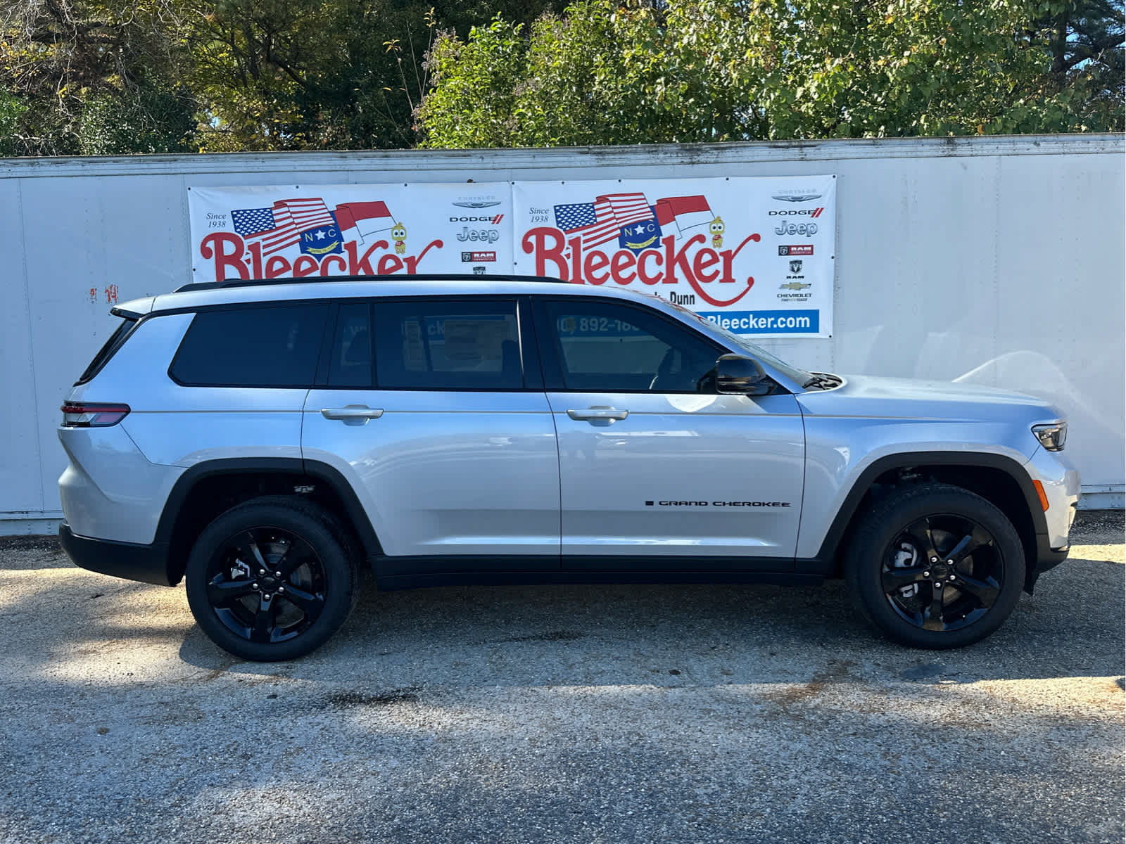 New 2025 Jeep Grand Cherokee L Limited w/ Black Appearance Package AWD/4WD image 2