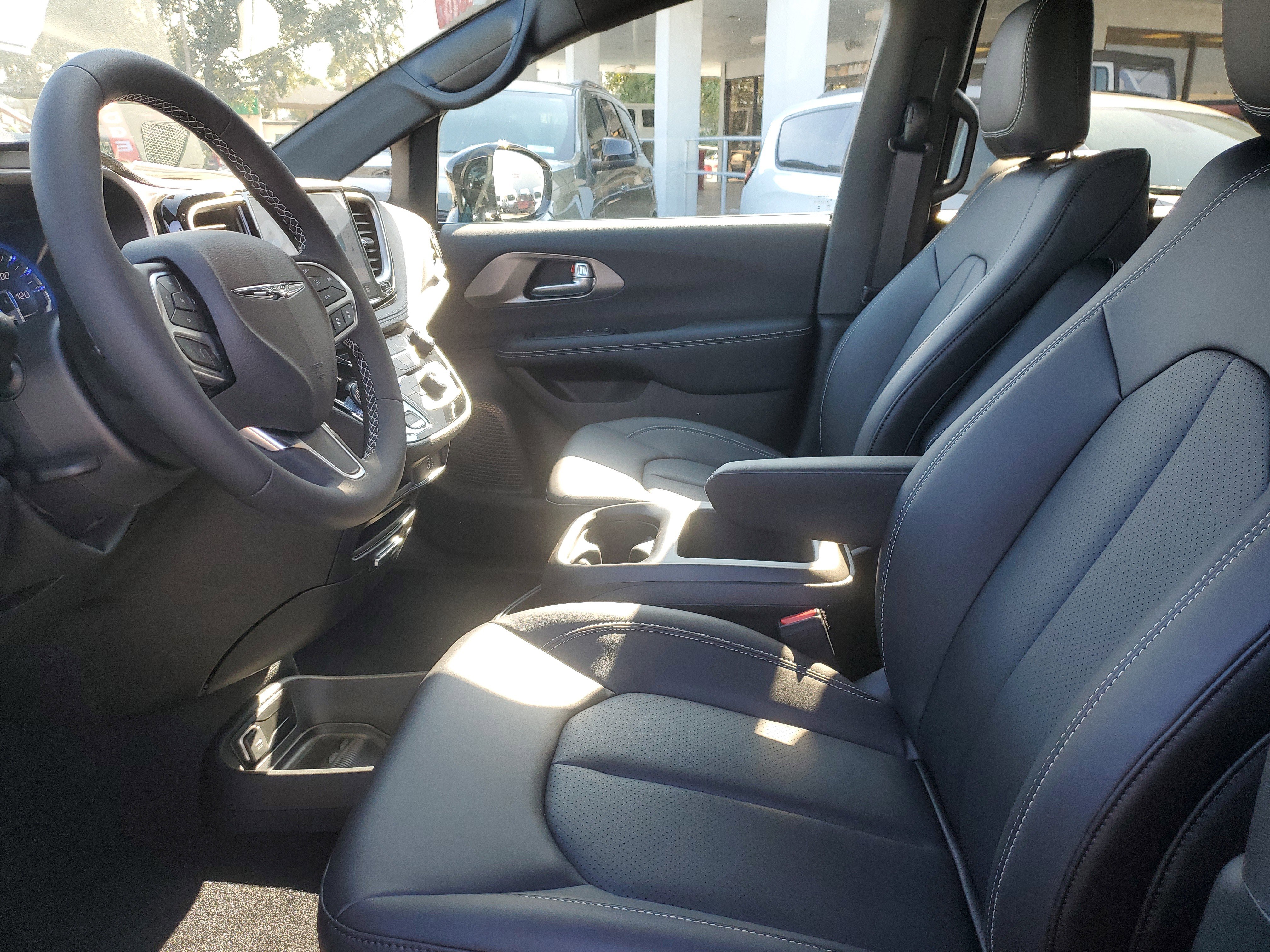 New 2026 Chrysler Pacifica Select image 10
