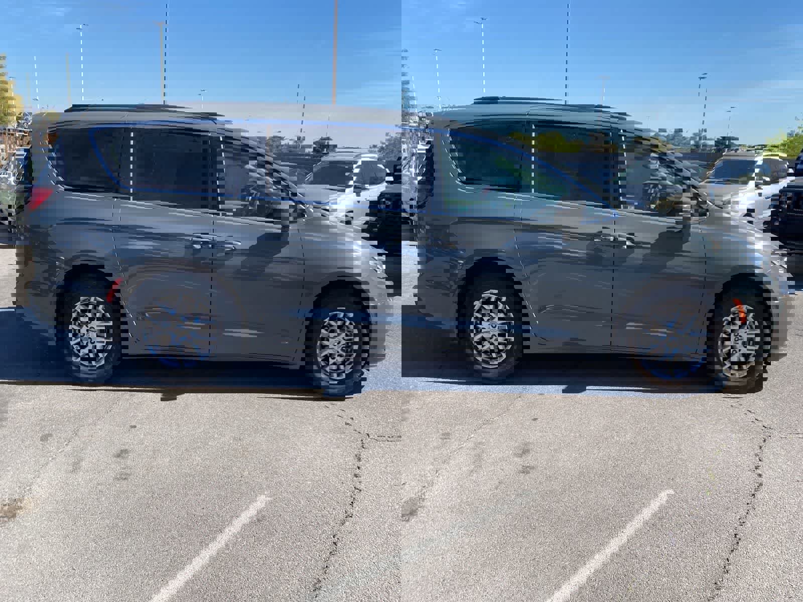 Used 2022 Chrysler Pacifica Touring-L image 5