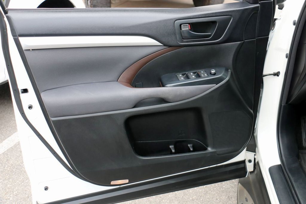 Used 2015 Toyota Highlander LE image 12