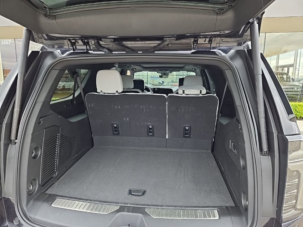 Used 2025 Chevrolet Suburban Premier image 18