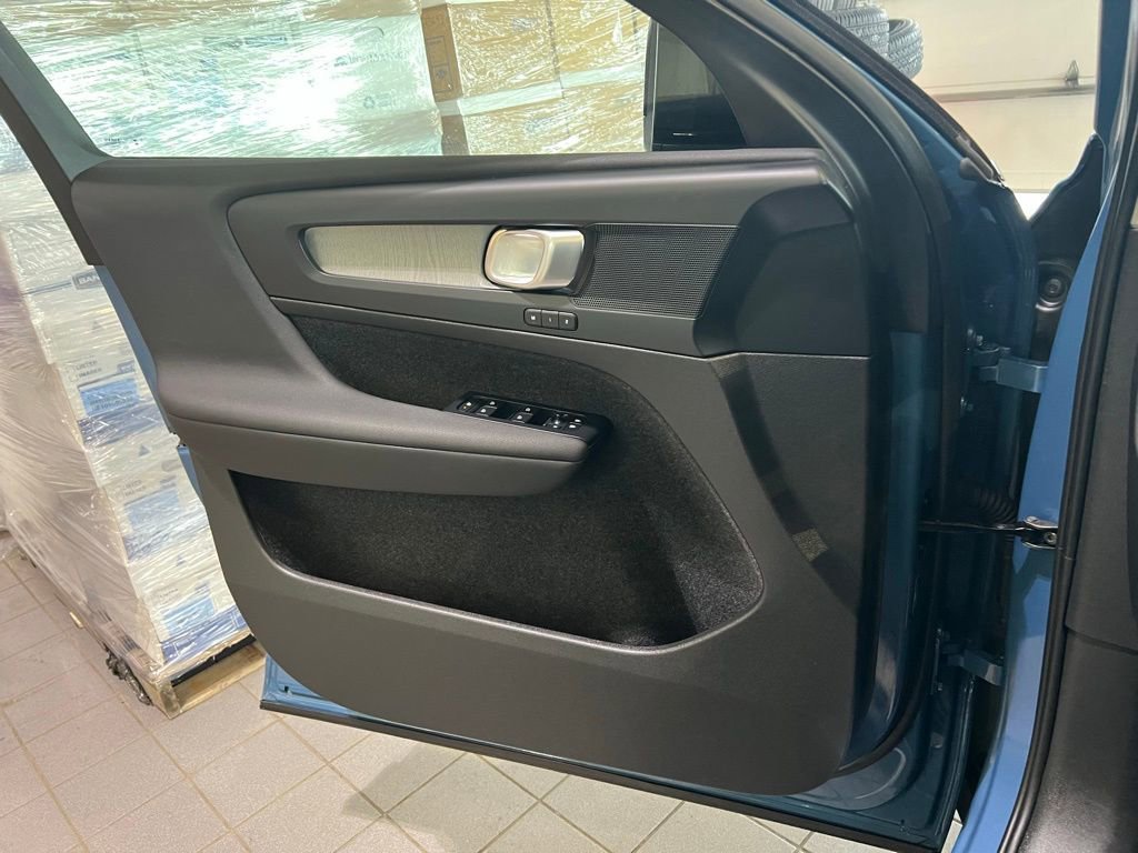 Used 2024 Volvo XC40 B5 Core AWD/4WD image 14