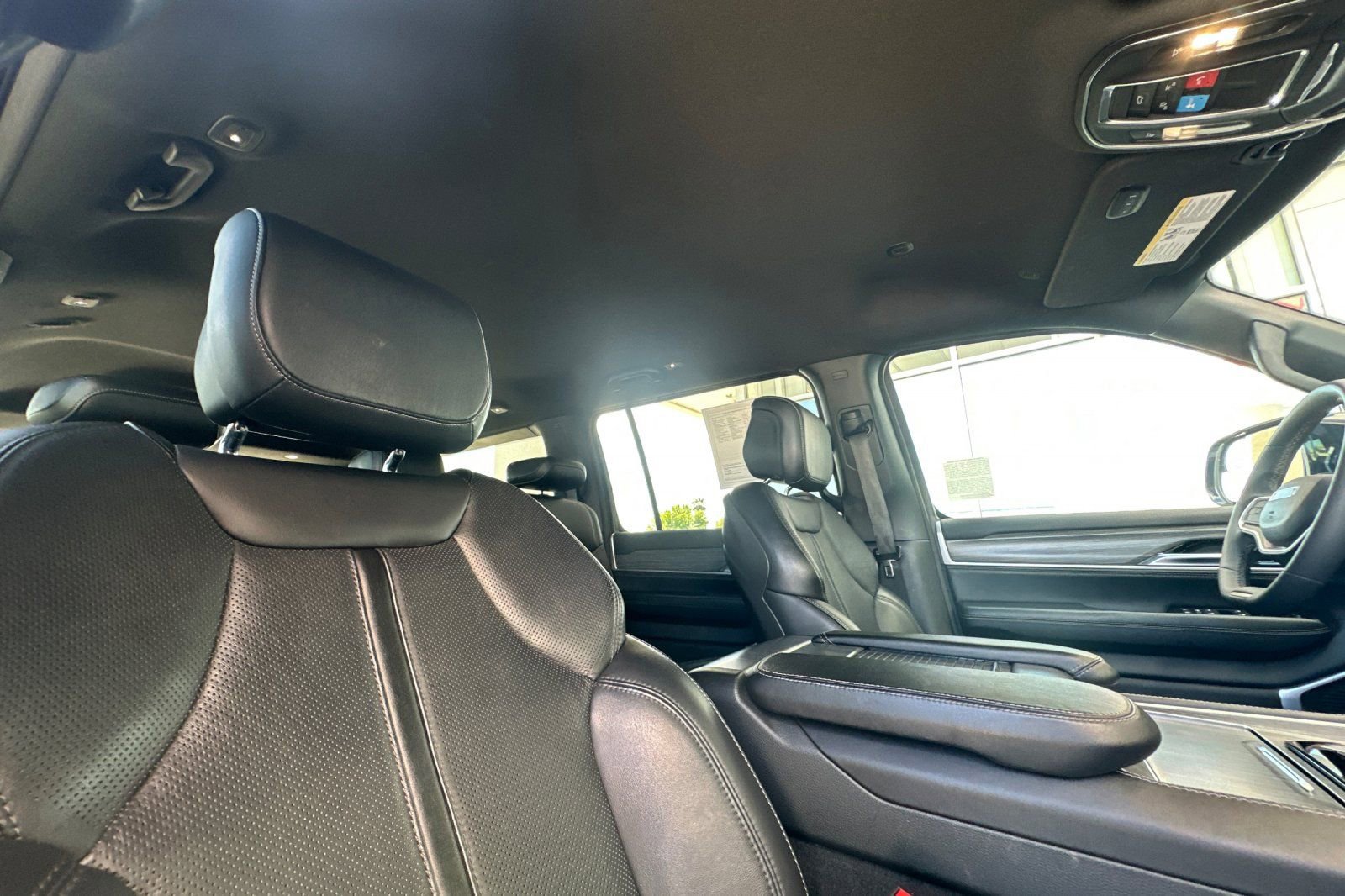 Used 2024 Jeep Wagoneer L Series II w/ Flexible Seating Group AWD/4WD image 18