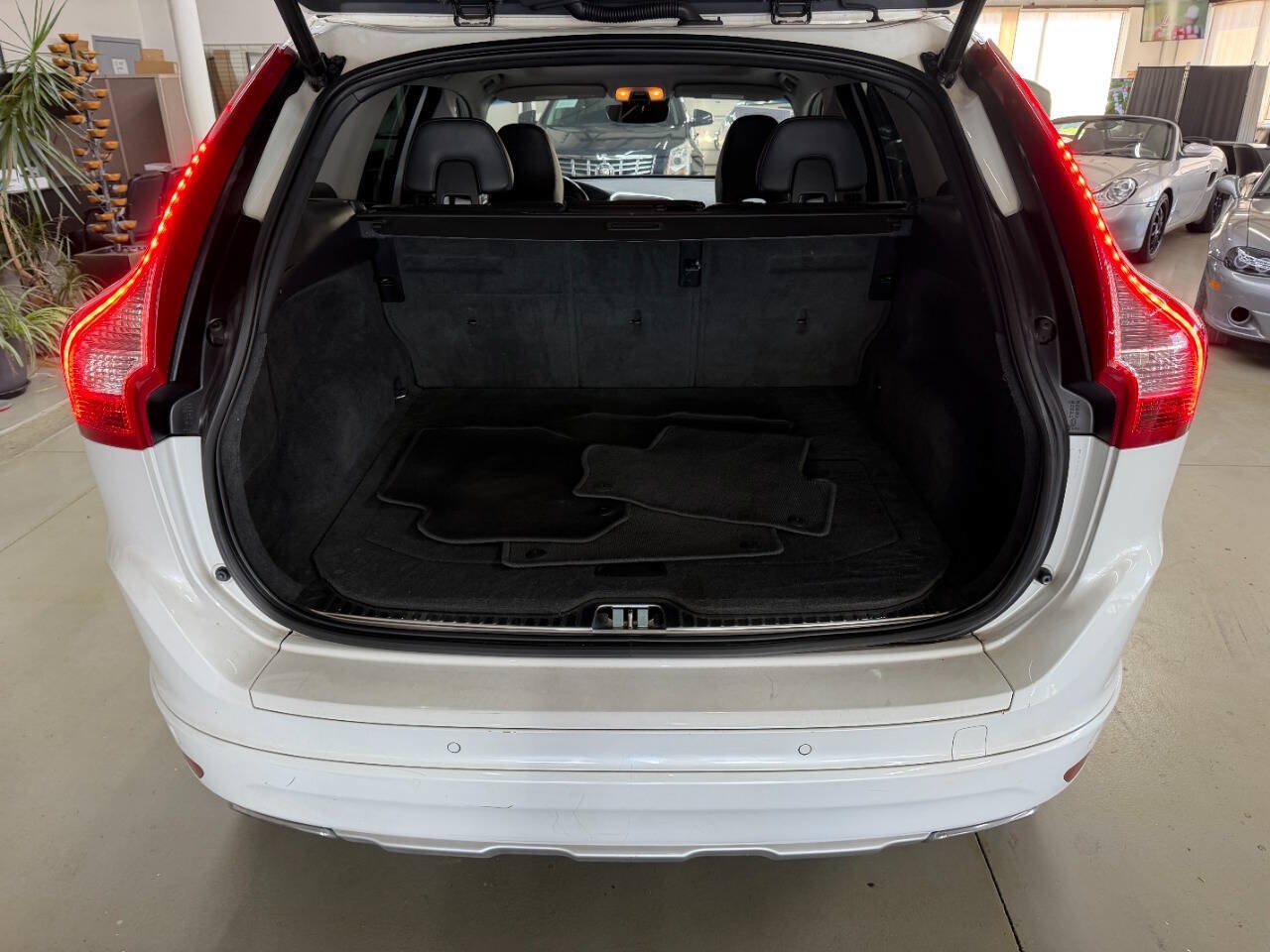 Used 2015 Volvo XC60 T6 w/ Protection Package AWD/4WD image 9