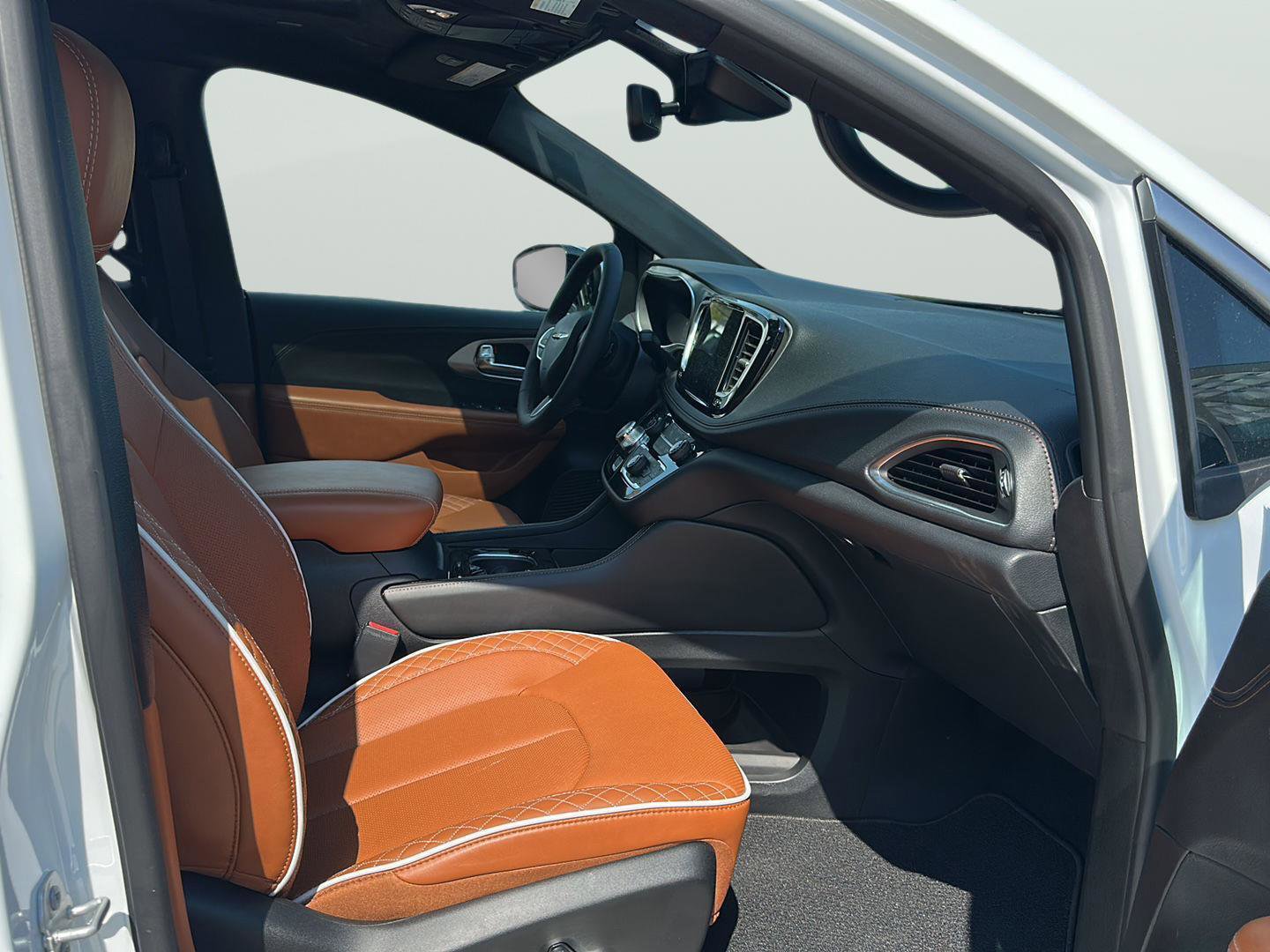 Used 2026 Chrysler Pacifica Pinnacle w/ Trailer Tow Group FWD image 12