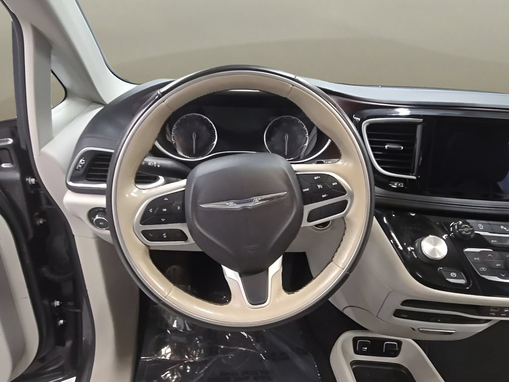 Used 2018 Chrysler Pacifica Limited w/ Tire & Wheel Group FWD image 24