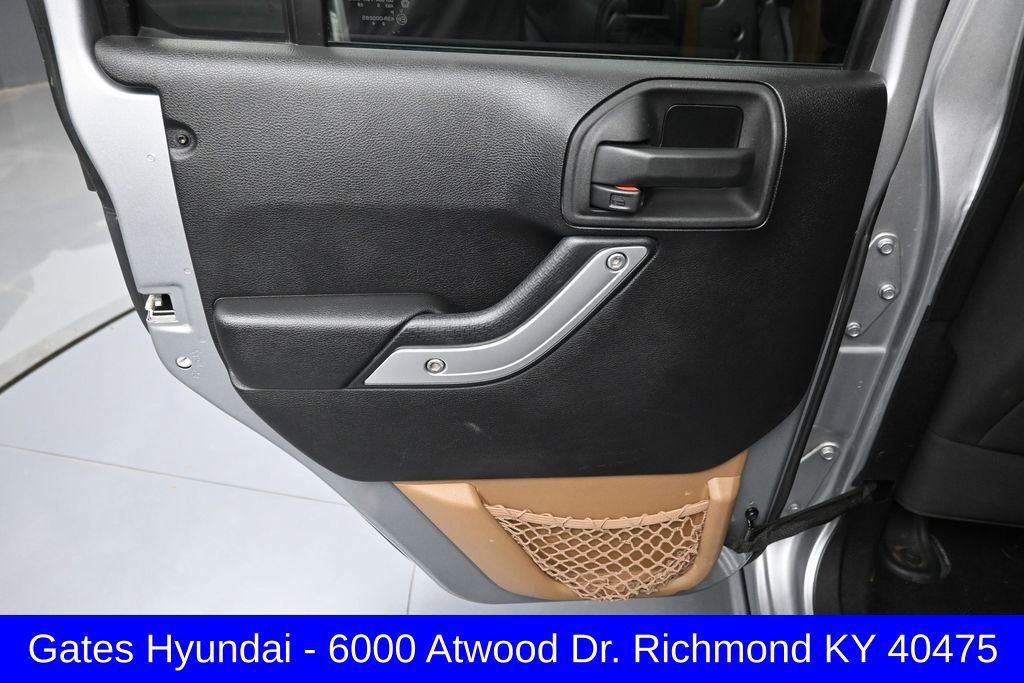 Used 2015 Jeep Wrangler Unlimited Rubicon w/ Max Tow Package AWD/4WD image 18