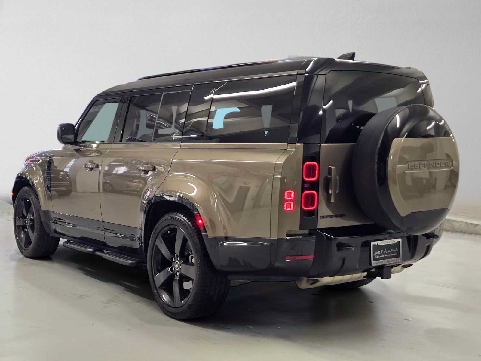 Used 2025 Land Rover Defender 130 X-Dynamic SE AWD/4WD image 3
