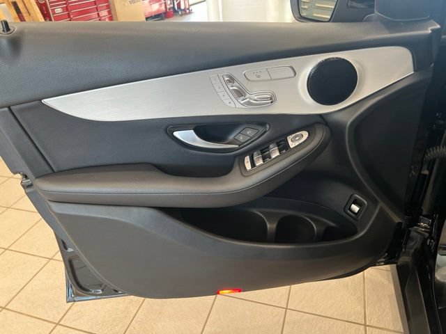 Used 2021 Mercedes-Benz GLC 300 4MATIC image 11