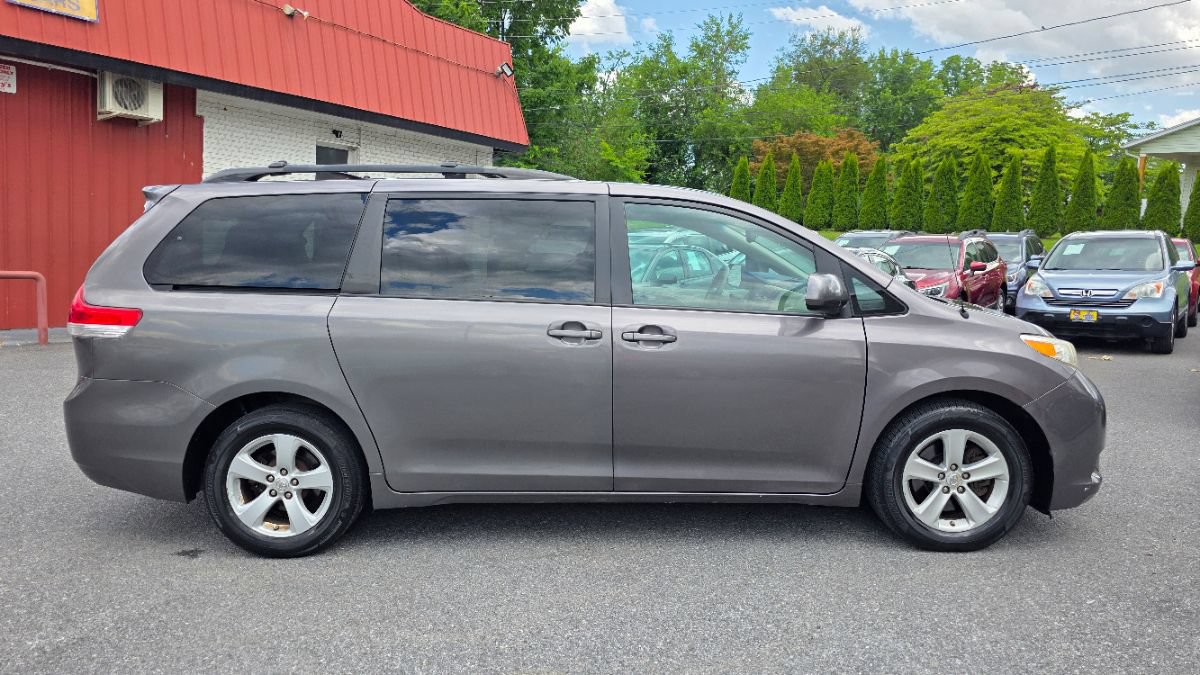 Used 2011 Toyota Sienna LE w/ Towing Pkg FWD image 8
