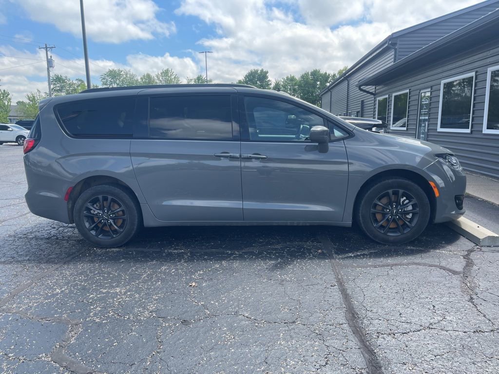 Used 2020 Chrysler Pacifica Touring-L w/ Premium Audio Group AWD/4WD image 8