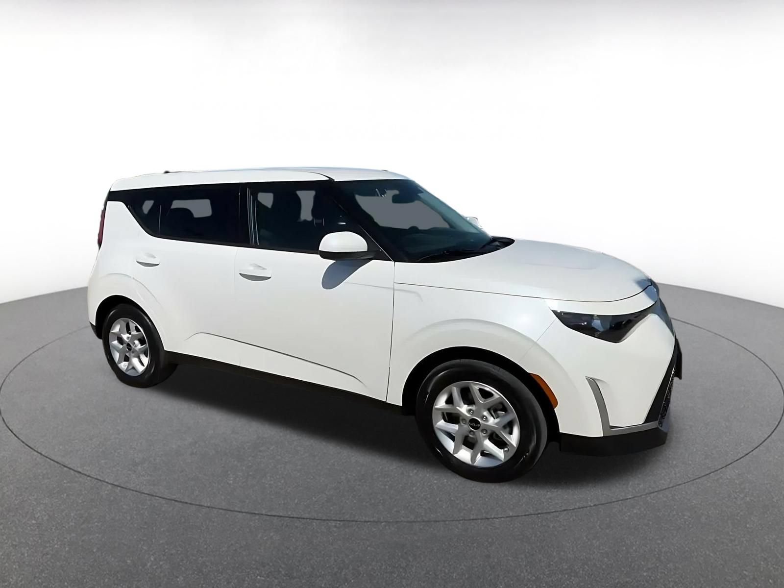 Used 2025 Kia Soul LX w/ LX Technology Package FWD image 2