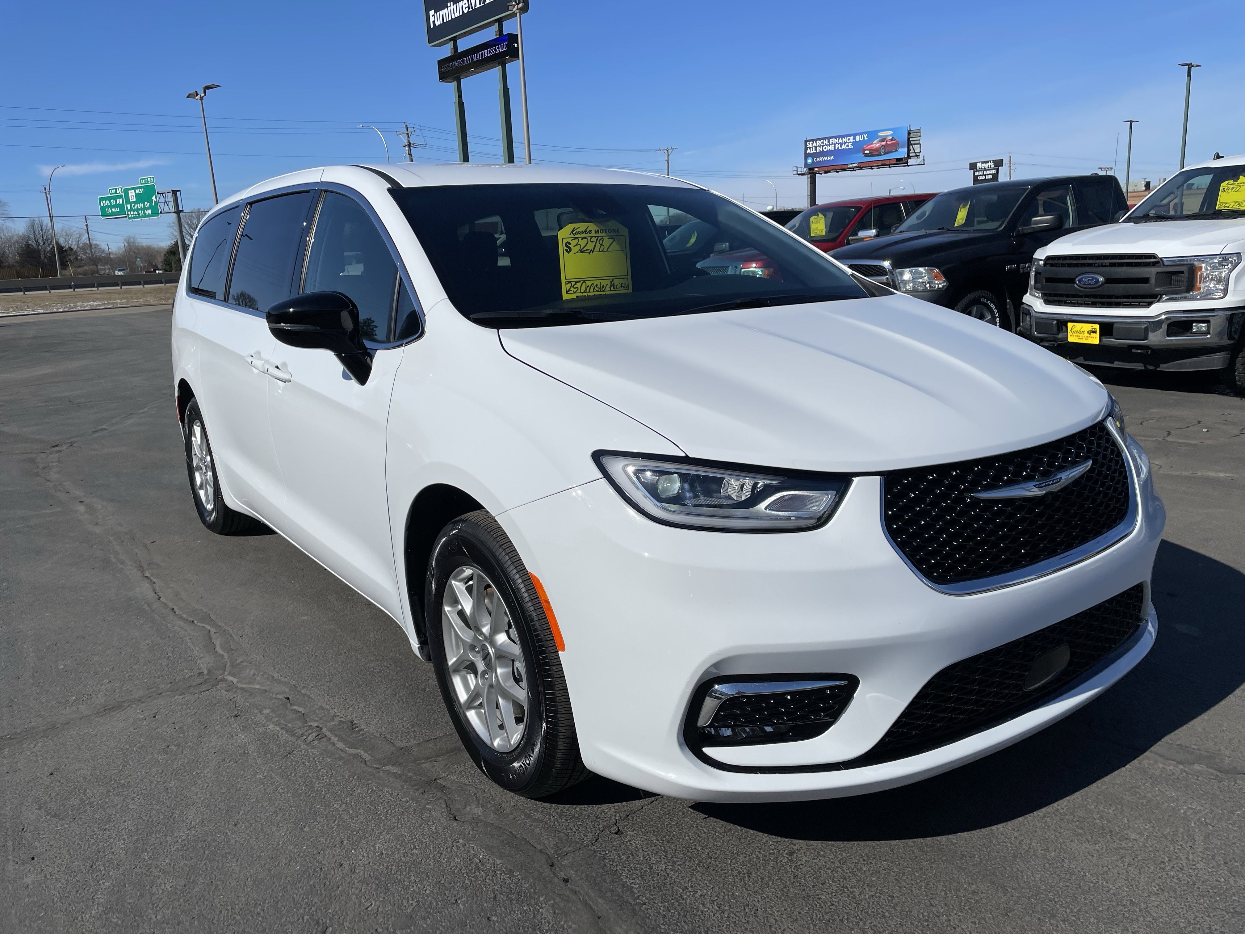 Used 2025 Chrysler Pacifica Select image 2