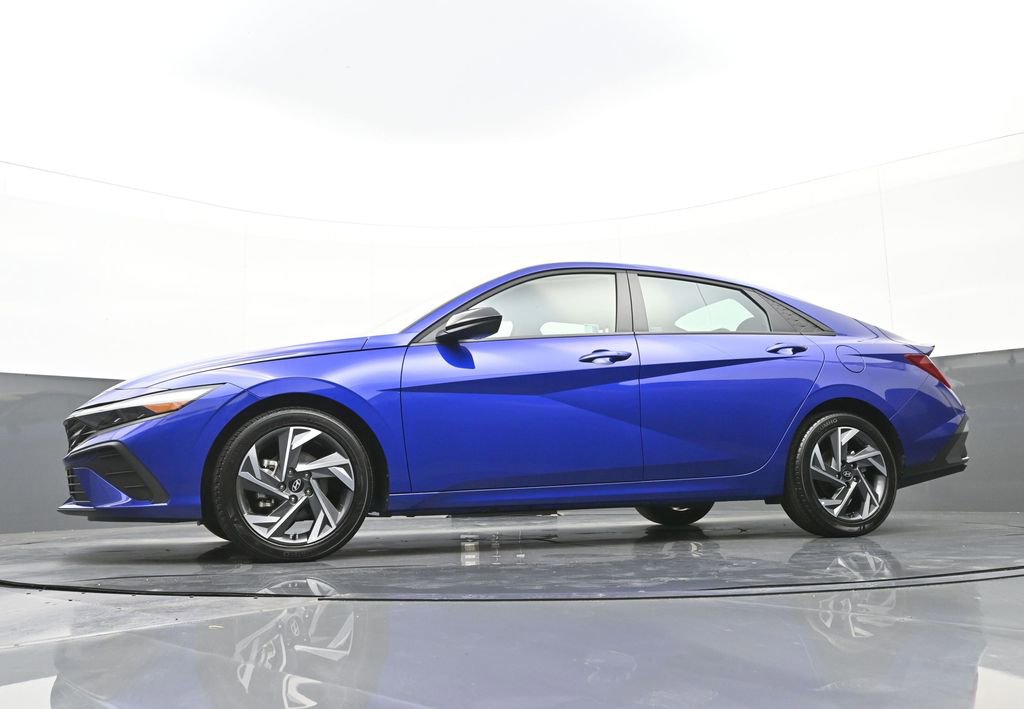 Certified 2025 Hyundai Elantra Sport image 42