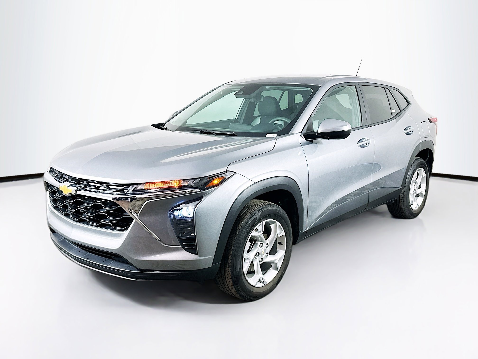 Used 2025 Chevrolet Trax LS w/ LS Convenience Package image 3