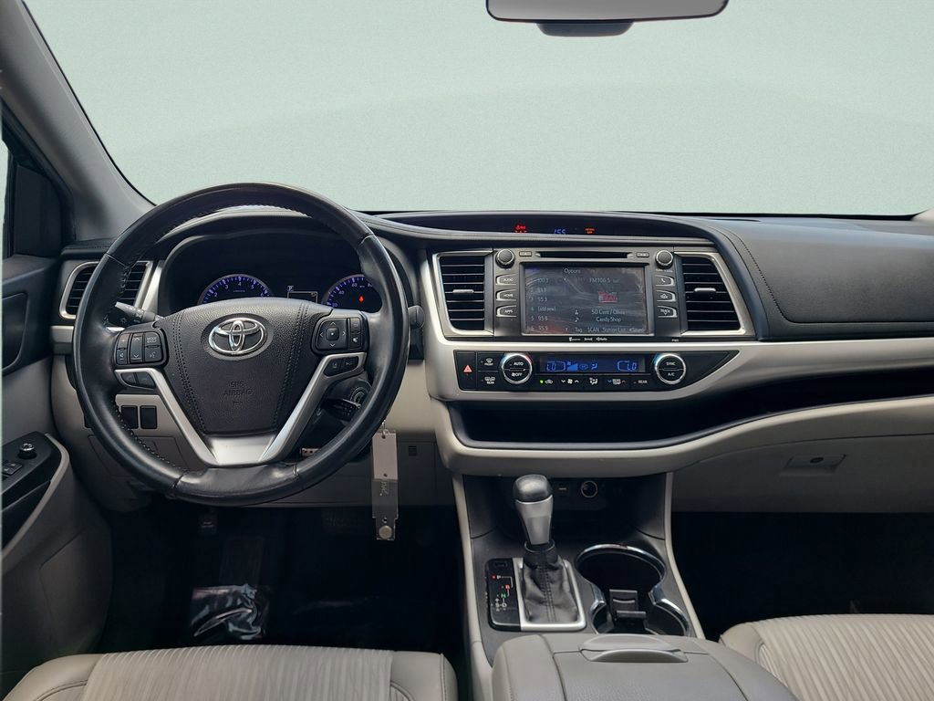 Used 2019 Toyota Highlander Plus FWD image 11
