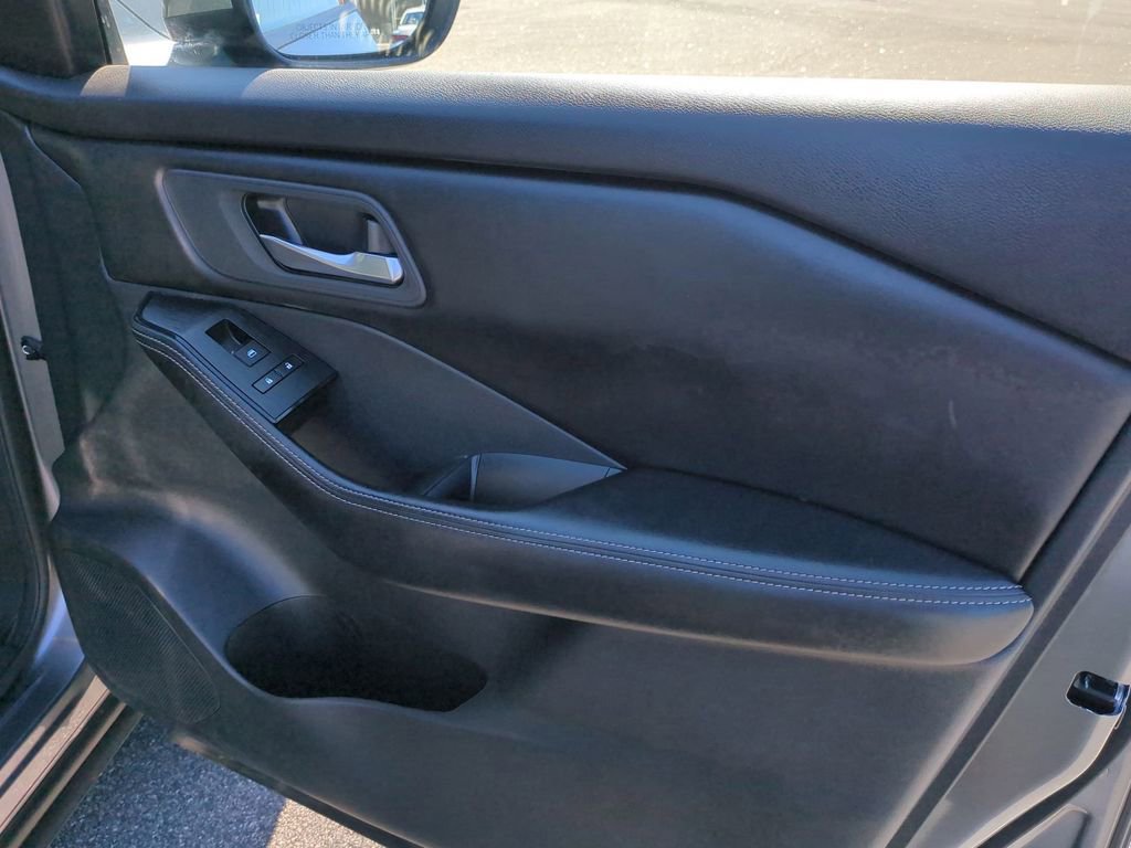 Used 2024 Nissan Rogue SV image 35