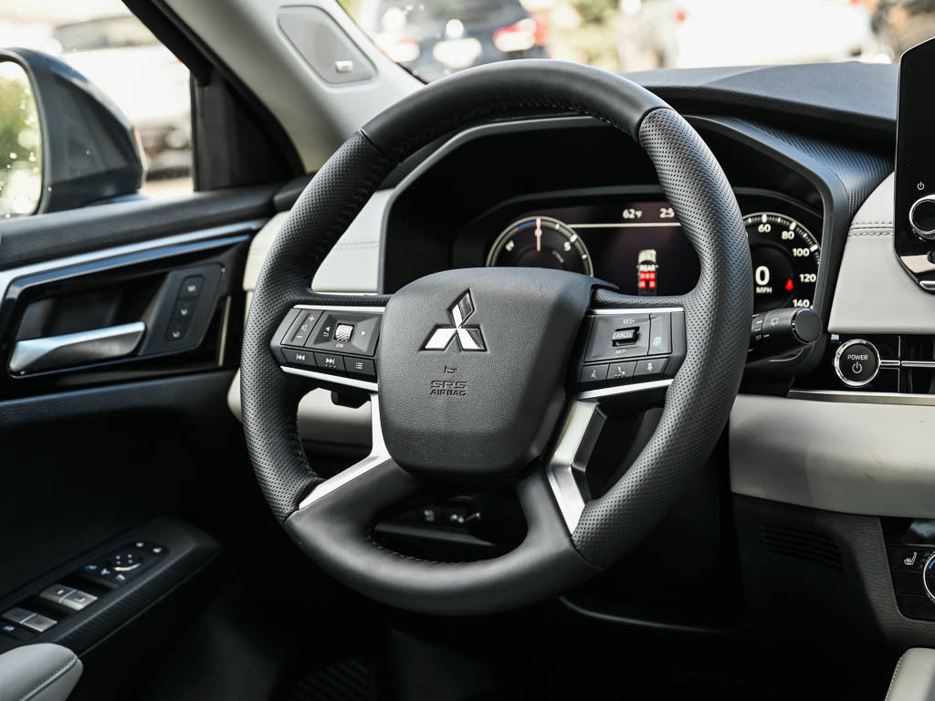 New 2025 Mitsubishi Outlander SEL image 15