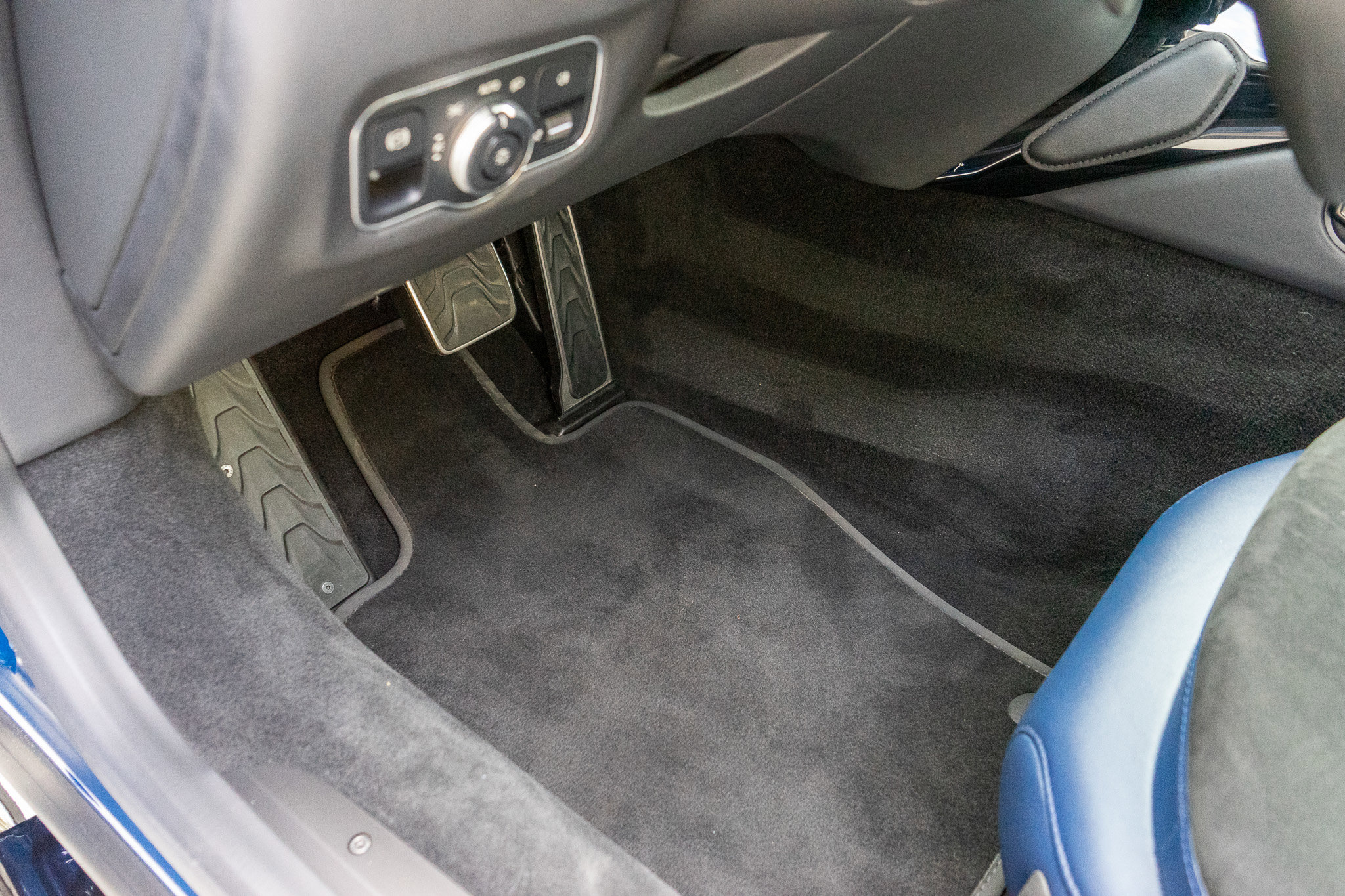 Used 2022 Aston Martin V8 Vantage Coupe image 23