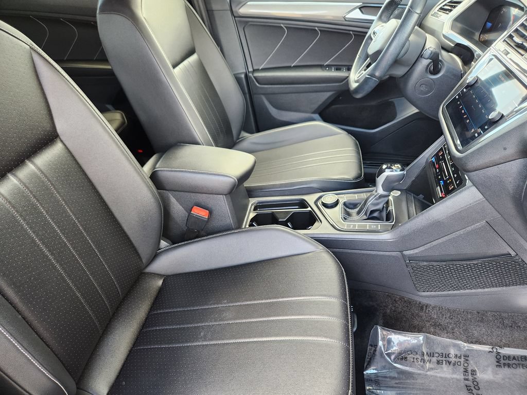Used 2023 Volkswagen Tiguan SE R-Line AWD/4WD image 5