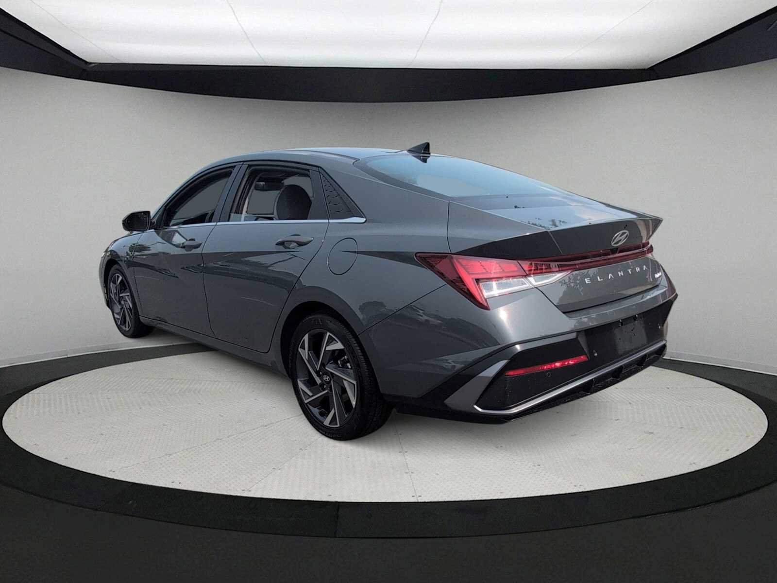 Used 2024 Hyundai Elantra Limited FWD image 6