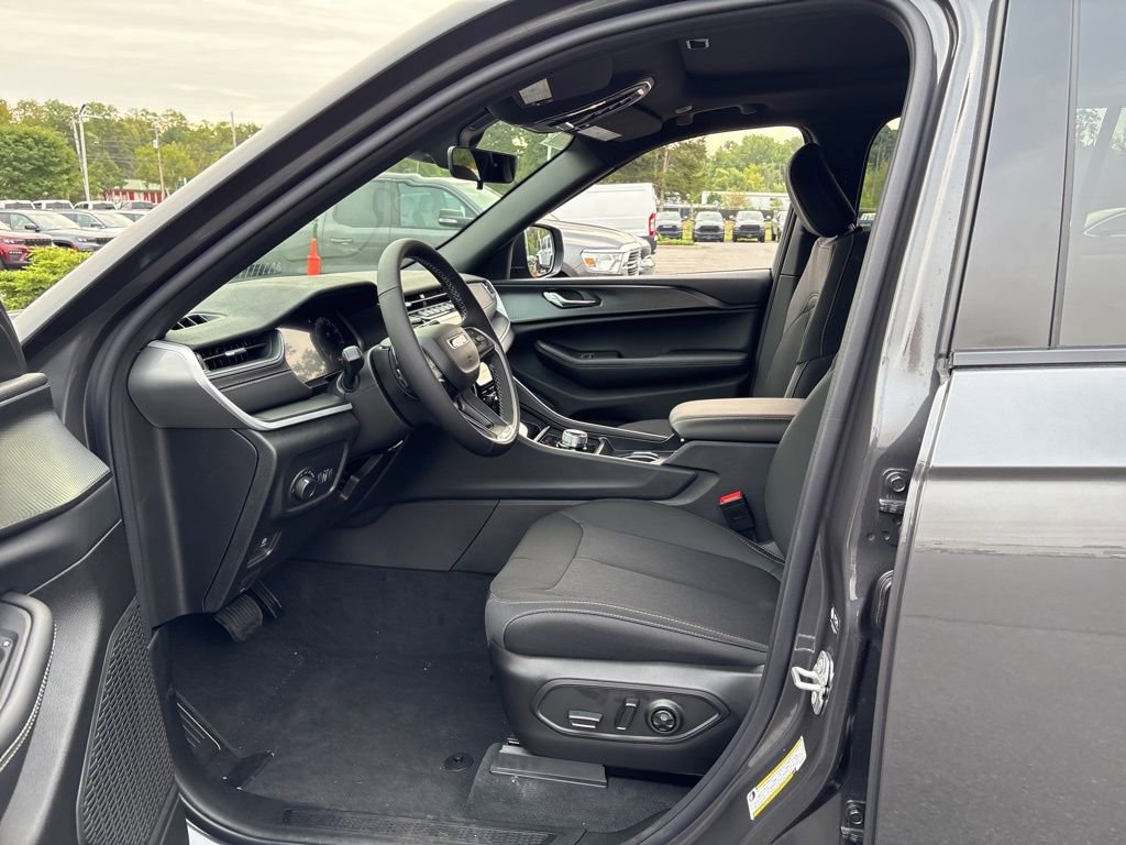 New 2025 Jeep Grand Cherokee Laredo X w/ Luxury Tech Group I image 13