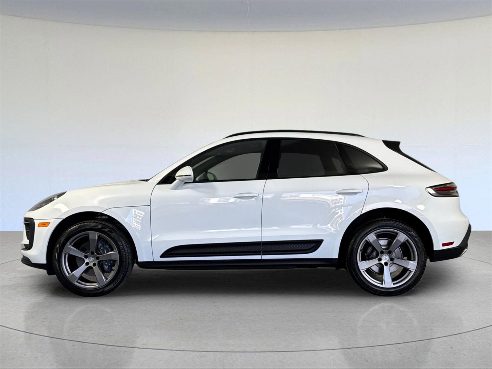 Used 2025 Porsche Macan image 2