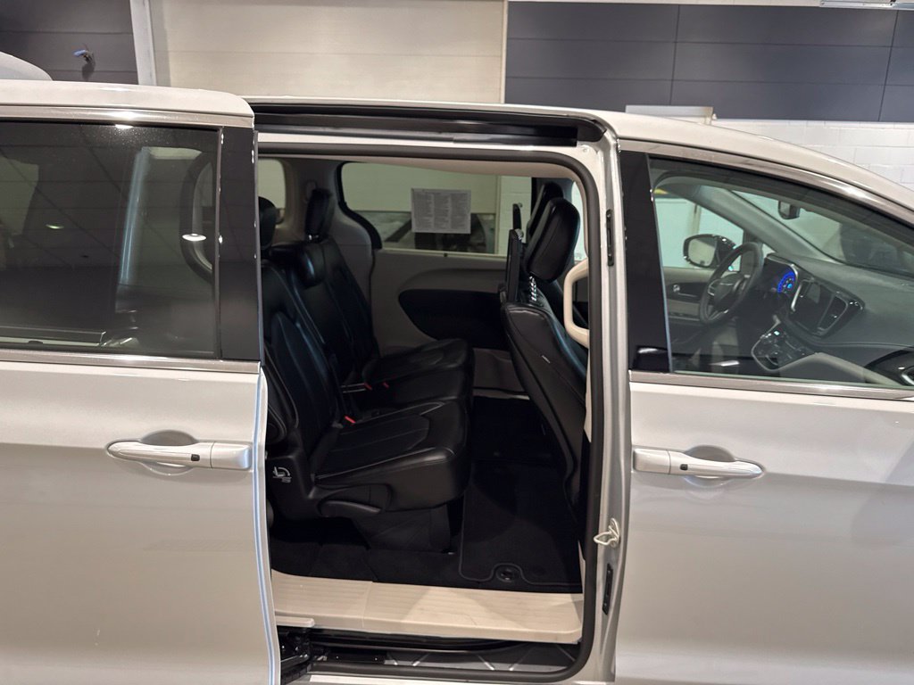 Used 2024 Chrysler Pacifica Touring-L w/ Uconnect Theater Family Group FWD image 16