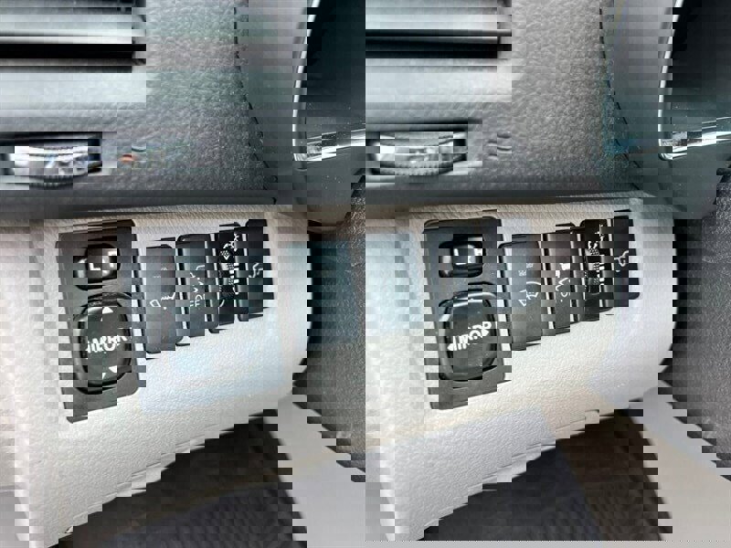 Used 2011 Toyota Highlander SE image 28