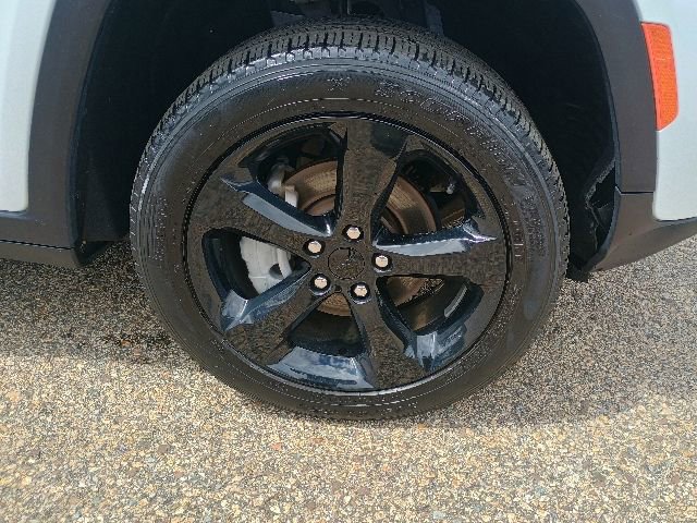 Used 2023 Jeep Grand Cherokee Limited w/ Black Appearance Package AWD/4WD image 10