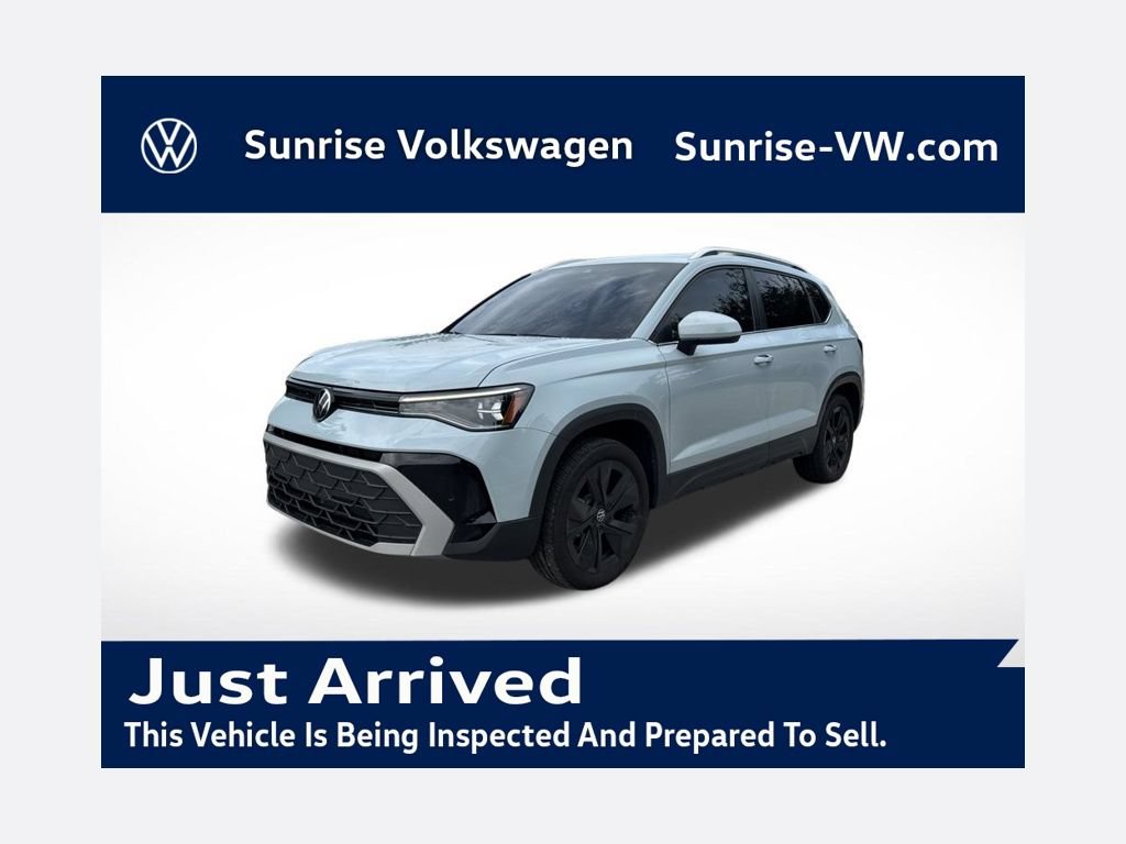 Used 2025 Volkswagen Taos SE w/ Panoramic Sunroof Package