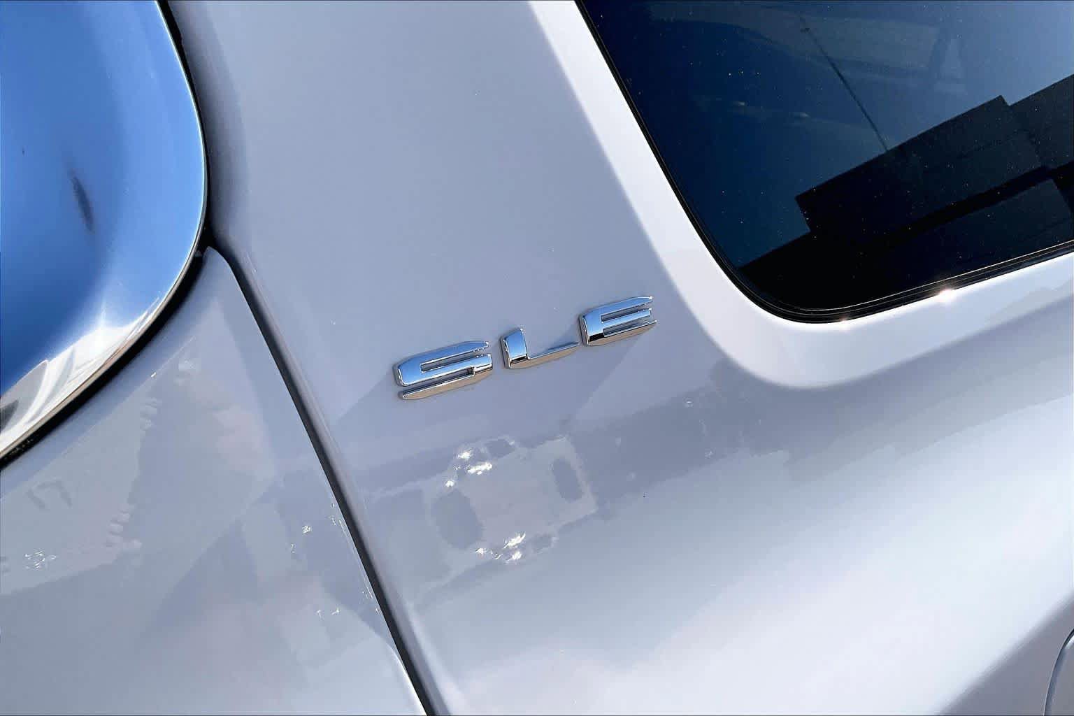 Used 2023 GMC Acadia SLE FWD image 11