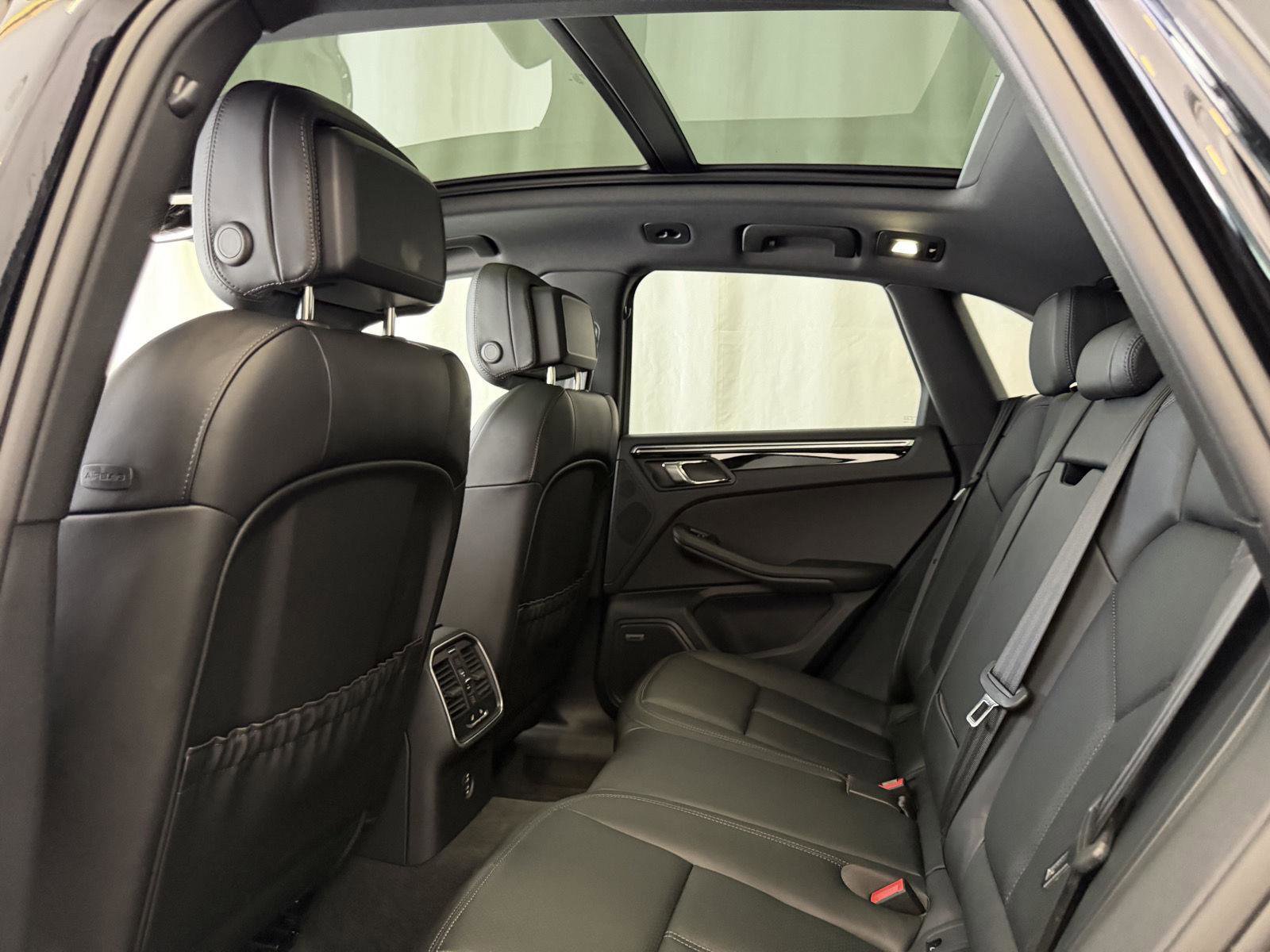 Certified 2025 Porsche Macan image 24