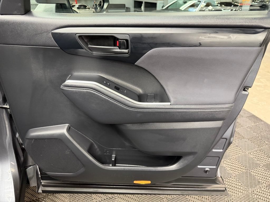 Used 2020 Toyota Highlander LE FWD image 55