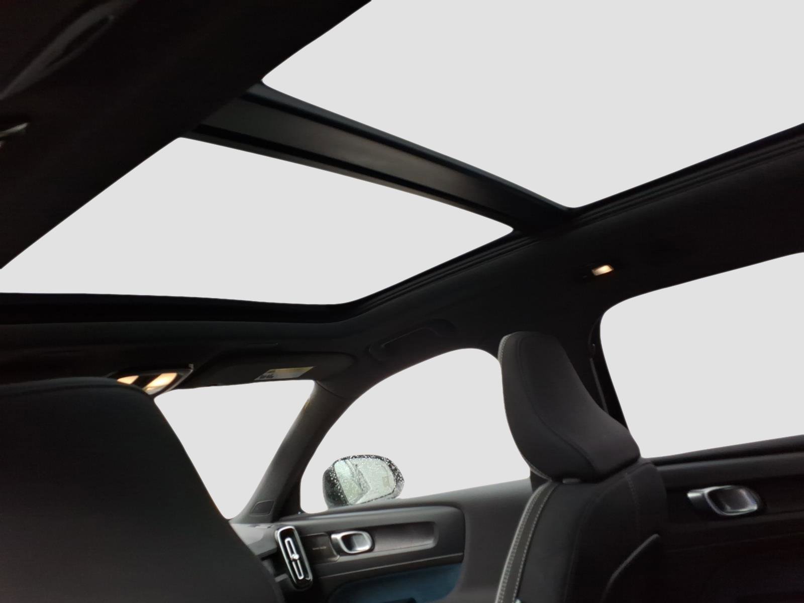 Used 2023 Volvo XC40 Recharge Ultimate image 15