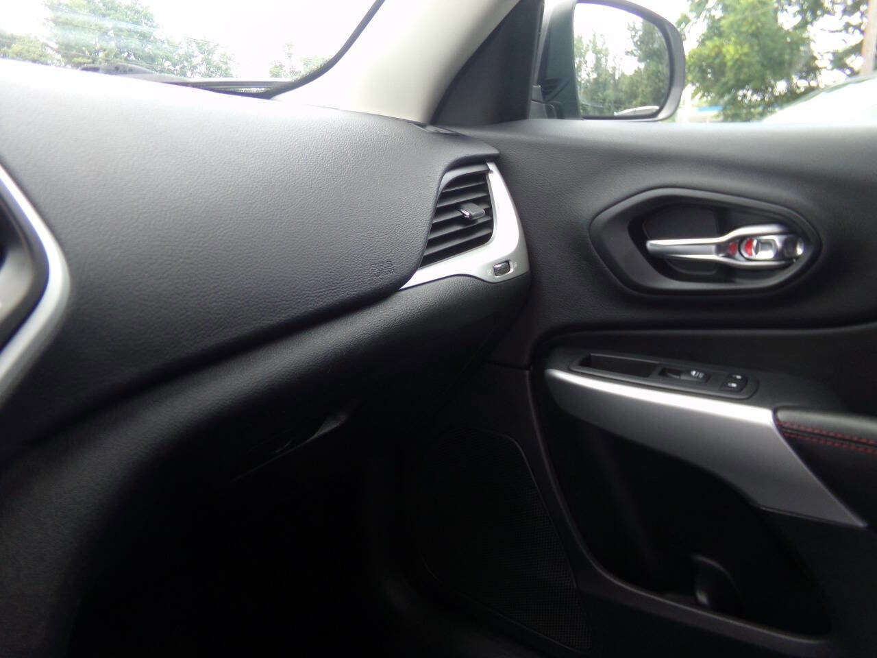 Used 2018 Jeep Cherokee Trailhawk w/ Cold Weather Group image 33