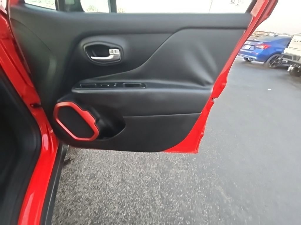 Used 2016 Jeep Renegade Trailhawk w/ Premium Trailhawk Package image 30